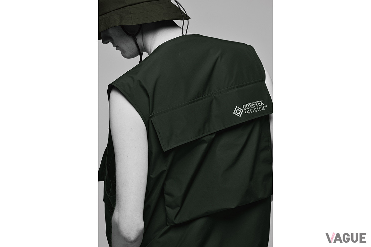 ブラックでミニマルなムードに統一されたモダンでファッショナブルなコレクションだが、はっ水機能はもちろんのこと、動きやすさや着心地にもこだわっている