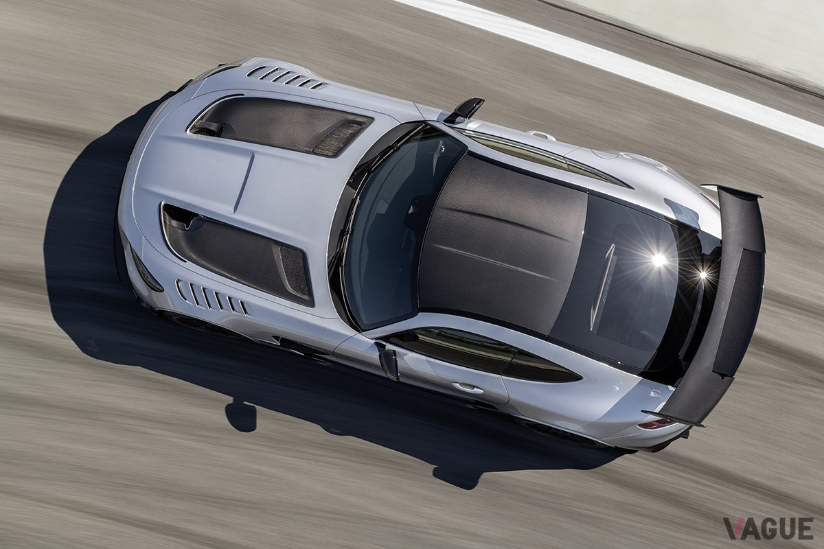 ルーフはカーボン製で、フロントフェンダーにはホイールハウス内のエアを抜くためのスリットが備わる（C）Mercedes-Benz Group