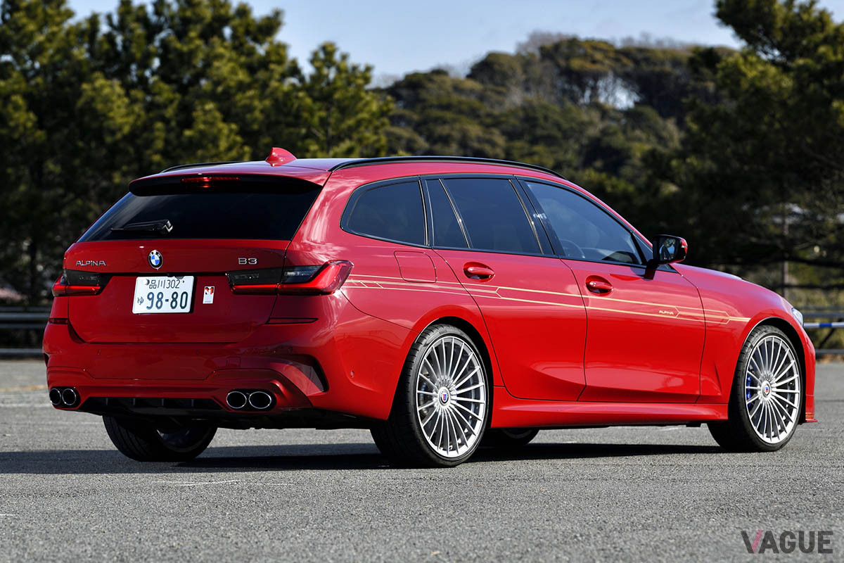 E36の3シリーズのツーリングは、通常モデルは正規で日本導入されておらず、アルピナしか正規で購入できなかった時代を知る者には、矢羽のラインが入った3シリーズツーリングはしっくりくるものがある
