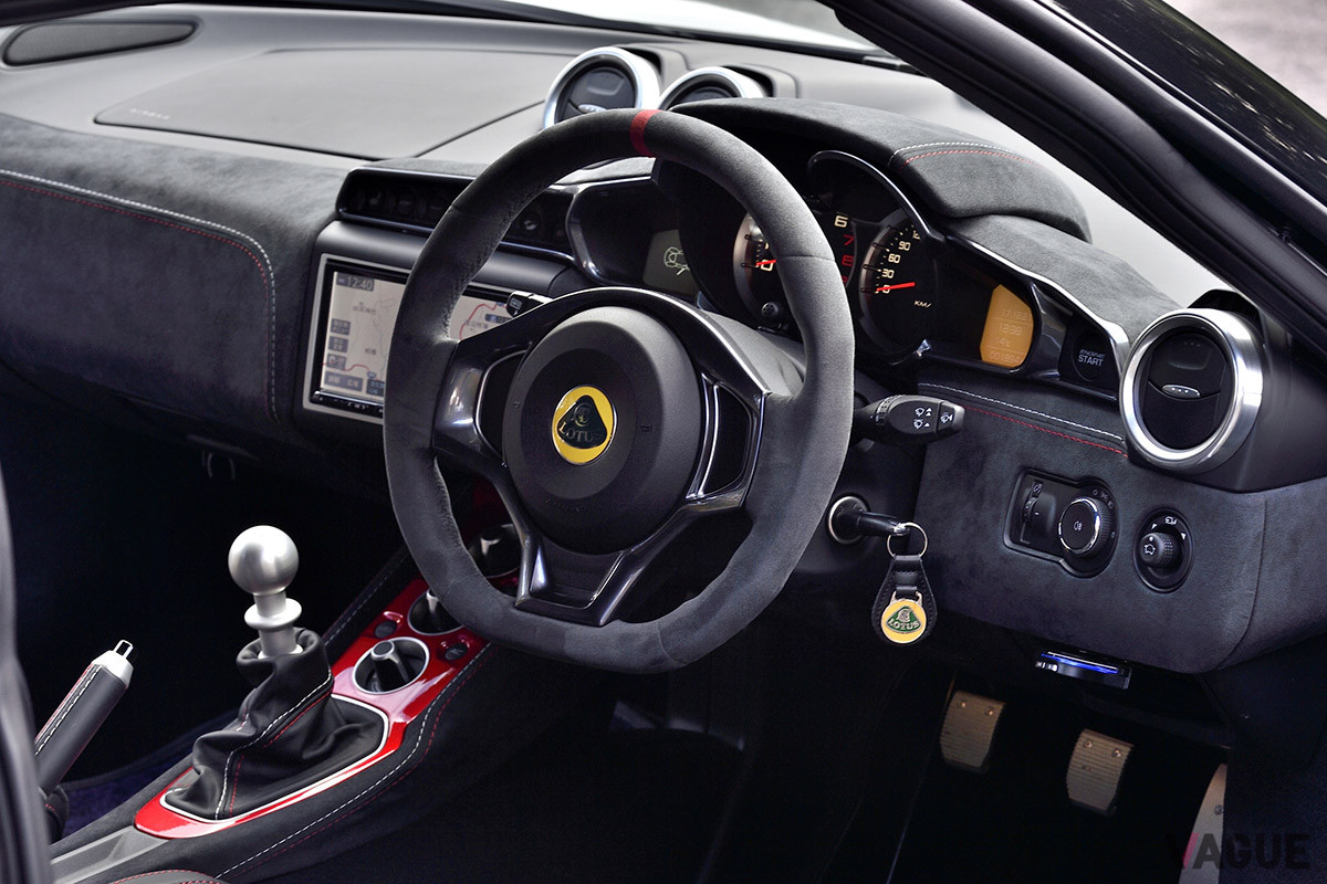 試乗車は、ブラックフルアルカンタラステアリングホイールを装備