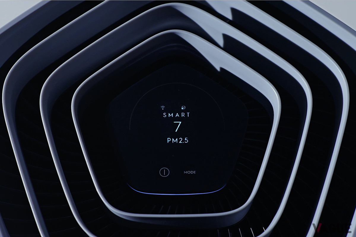 上部の操作パネルに備わるディスプレイには、PM2.5、PM10、TVOCの数値を表示。また、パネル側面の“エアクオリティライト”の色の変化で空気の状態を4段階で知らせる