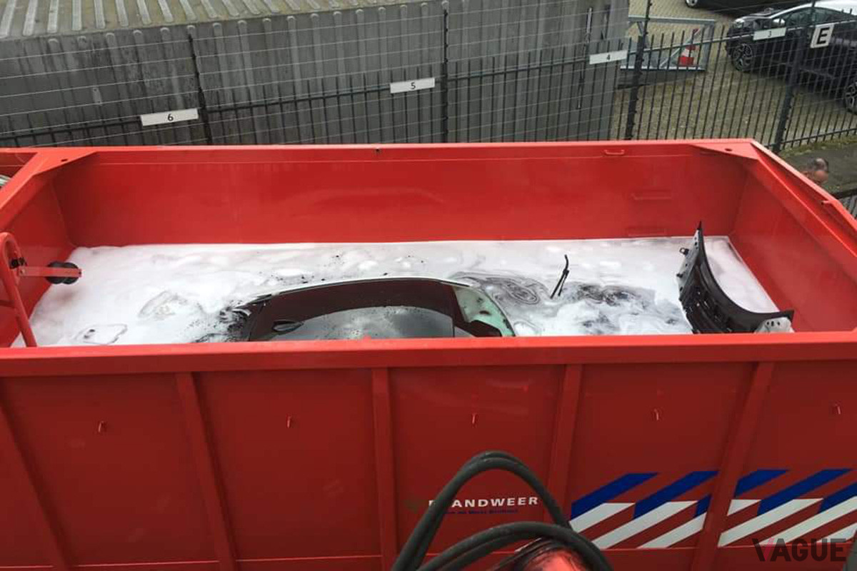 消火液が入った専用の“タンク”に沈められたBMW「i8」。この火災はBMWディーラーで起こった実際の事故（C）Brandweer Midden-en West-Brabant（Facebook）