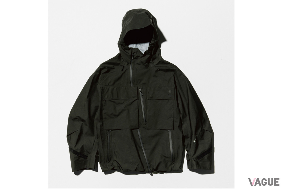 「GORE-TEX 3L SHELL」は、立体的なドルマンスリーブパターンにより脇下から袖先にかけてマチを加えて腕の可動域を拡大。ジップヘッドや縫い代が顔に当たらないよう、前開きのファスナーは斜めに配置