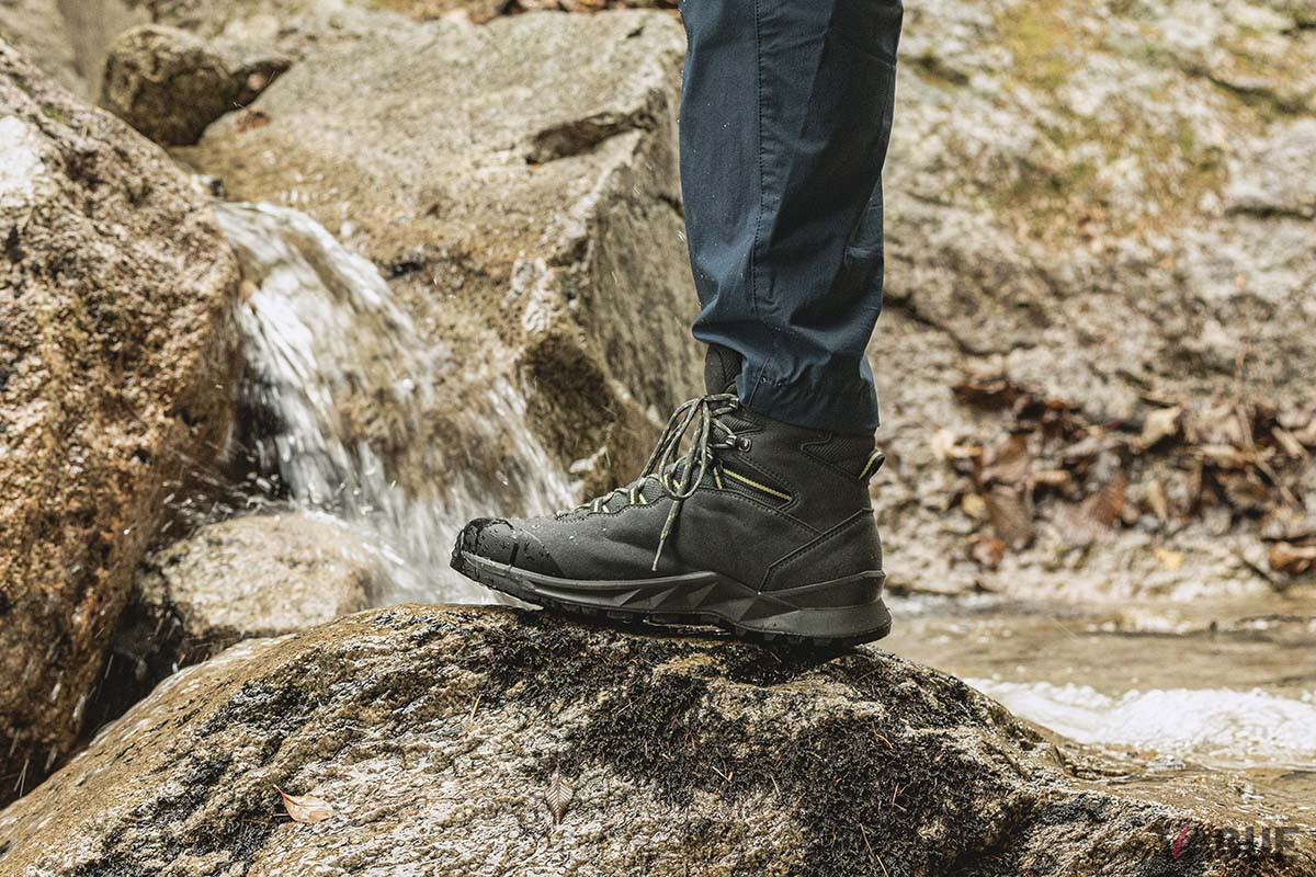 アウトソールには採用した“Vibramメガグリップ”は、ドライ／ウェットの路面状況にかかわらず圧倒的なグリップ力を発揮。沢沿いのぬれたトレイルでも的確な足さばきをサポートする