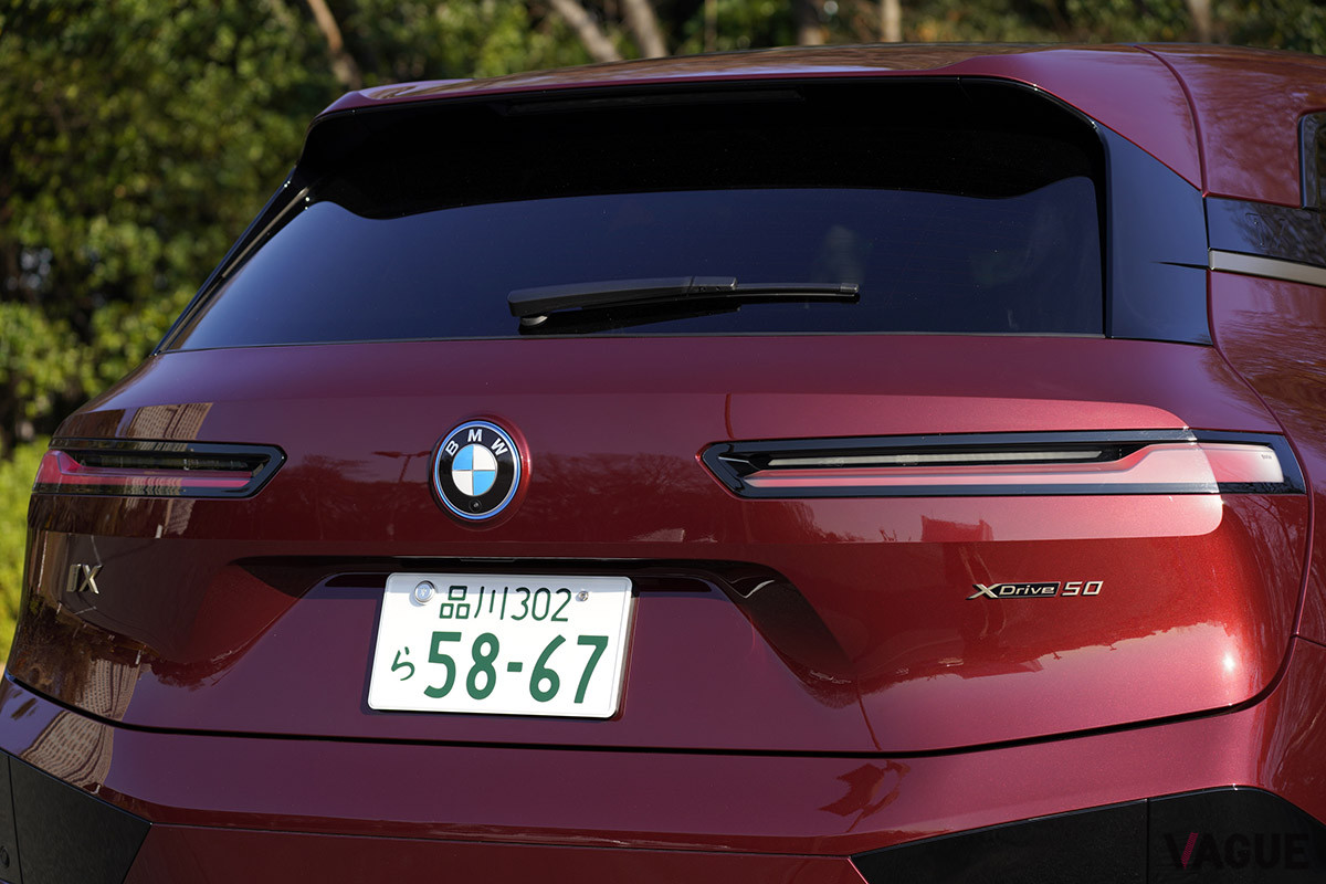 棒状の細型テールライトを採用。またBEVモデルには、BMWロゴの周りに青色の枠が付く（C）柳田由人