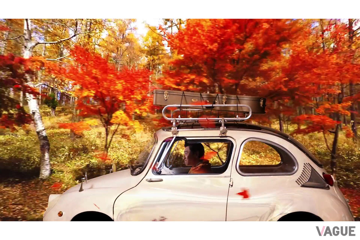 MVでは、紅葉の中をご機嫌に走行したり、雪道を寒そうに走ったりする姿が見られる（C）YouTube（桑田佳祐）