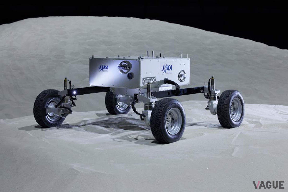 日産が開発中のローバー探査機。新型電気自動車のアリアに搭載される電動駆動4輪制御技術を応用し、空転が抑えられた安定感のある走りを実現するという（C）日産自動車