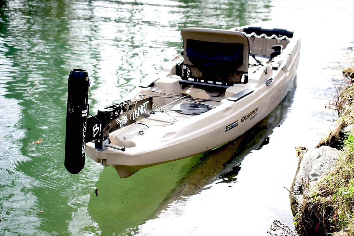 Overwater KitとRUDDER ADAPTERを使ってSUPに装着。流れのある川、風のある日のパドリングをサポートしてくれるので余裕が生まれる