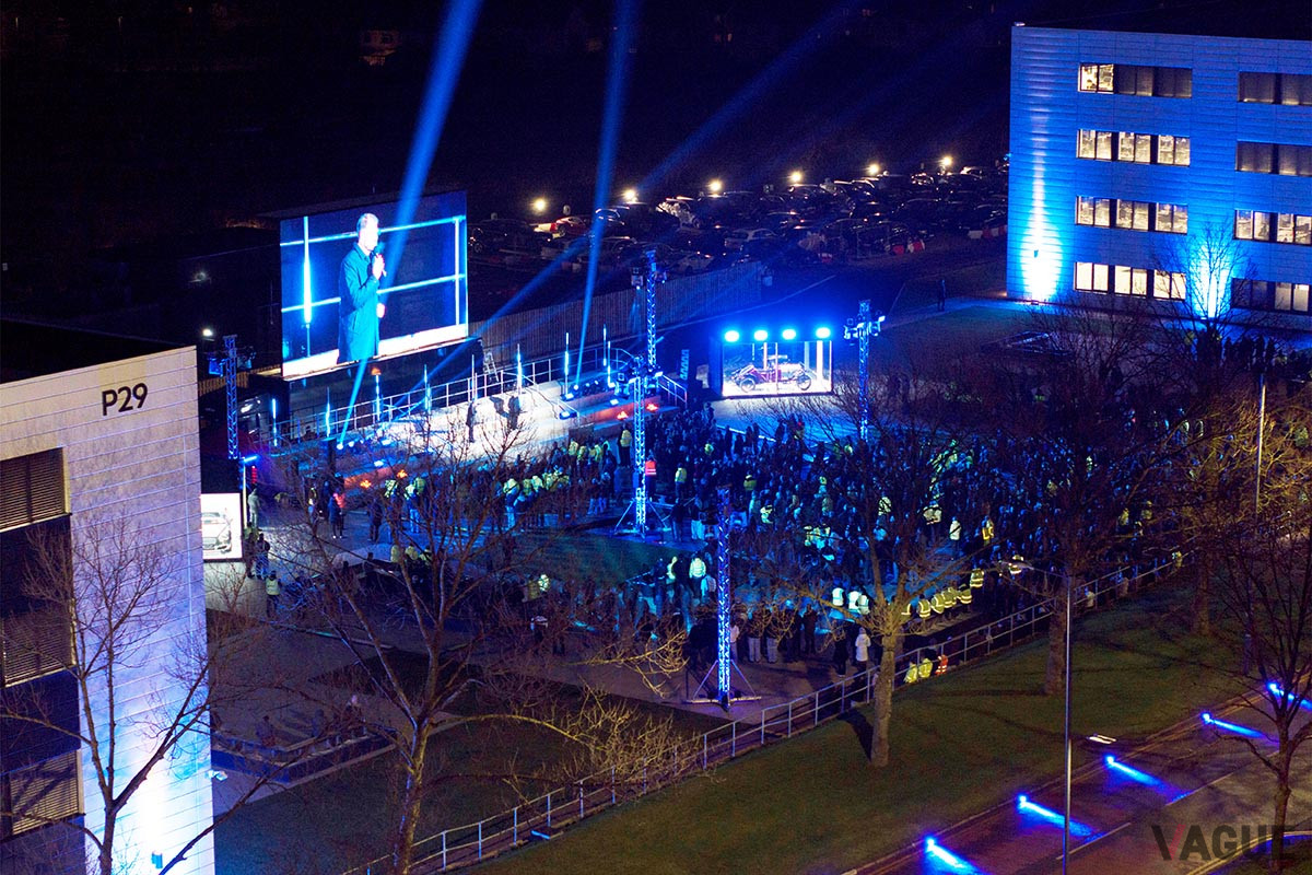 クルー本社前の広場で、「ファイブ・イン・ファイブ」計画が発表された