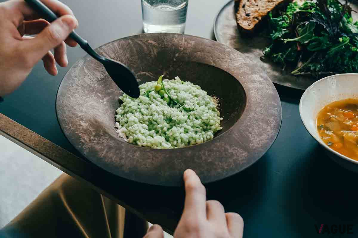 盛りつけのしやすさ、食べやすさにまでこだわり、料理を美しく上品に魅せられるよう計算されたフォルムを採用する