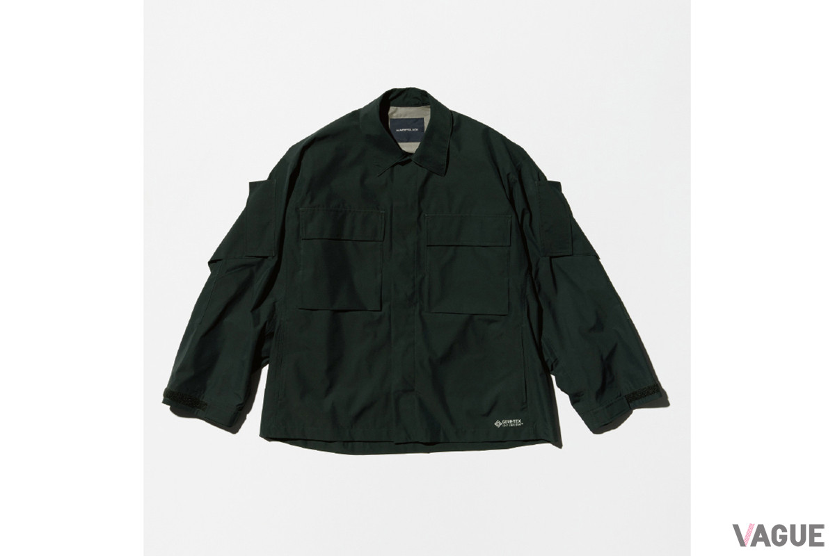 「GORE-TEX INFUNIUM 2L SHIRTS JACKET」は、比翼仕立ての前立てにスナップボタンを採用。セットインスリーブの袖にはマチを加え、腕の可動域を広げた。収納力の高いポケットも備えている