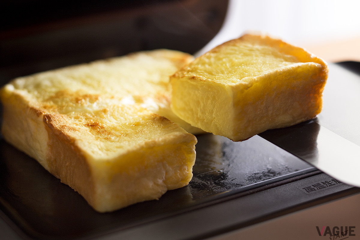食パンを１枚１枚包み込むように密封して焼き上げるため、おいしさが閉じ込められるとともに、食パンの両面を均一に焼き上げるので、耳までふわふわな食感のトーストに仕上がる