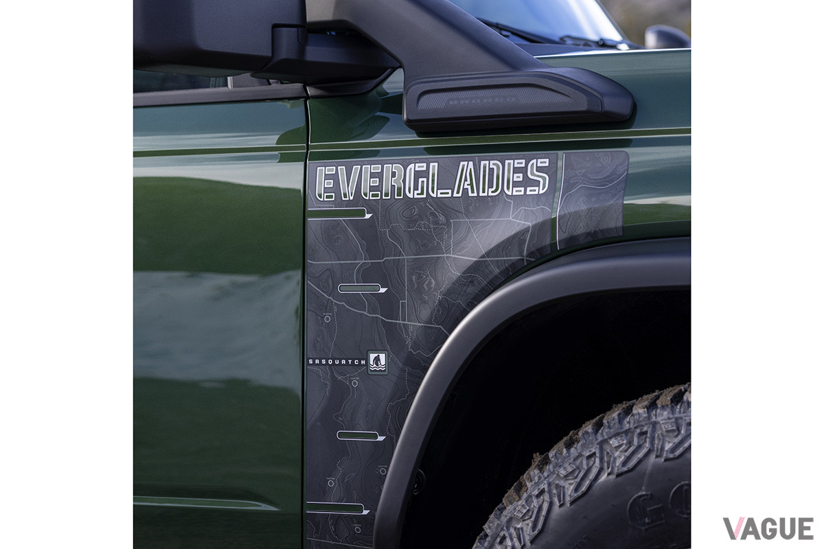 EVERGLADESのロゴとエバーグレースの地形が描かれているグラフィックプレート（C）Ford Motor Company