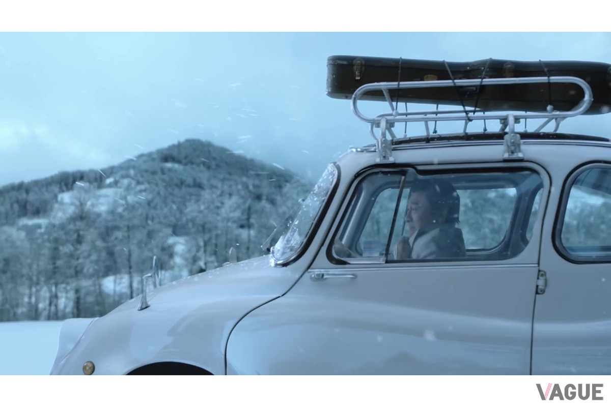 MVでは、紅葉の中をご機嫌に走行したり、雪道を寒そうに走ったりする姿が見られる（C）YouTube（桑田佳祐）