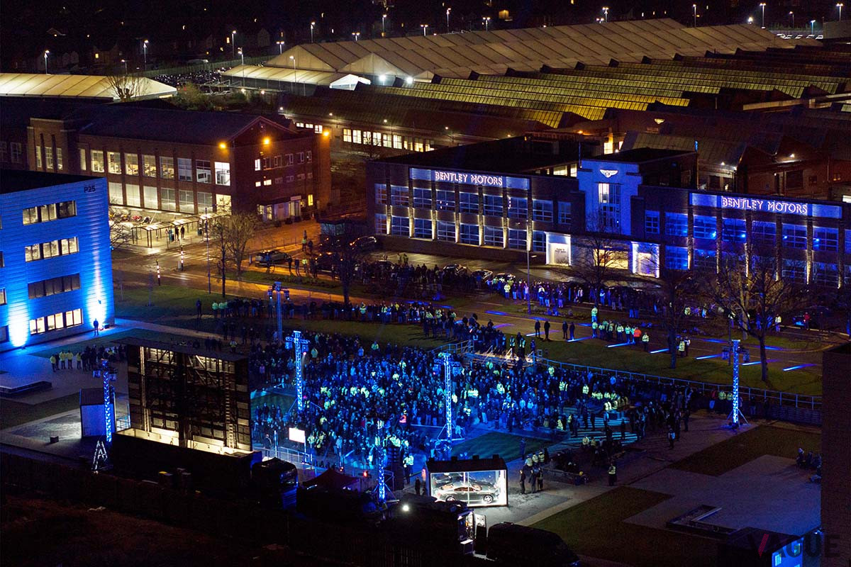 クルー本社前の広場で、「ファイブ・イン・ファイブ」計画が発表された