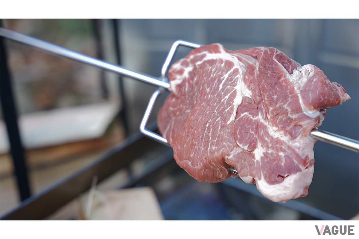 スキューアは“ヨの字型”で肉をバランスよくホールド。これなら加熱によって串を刺した穴が広がっても、肉だけが回転してしまうことはない