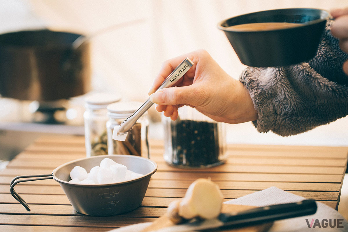片手でトングをつかんでそのまま食材をサーブできる。箸のように両手でそろえる必要がないので、食器を持ったままでも操作しやすい