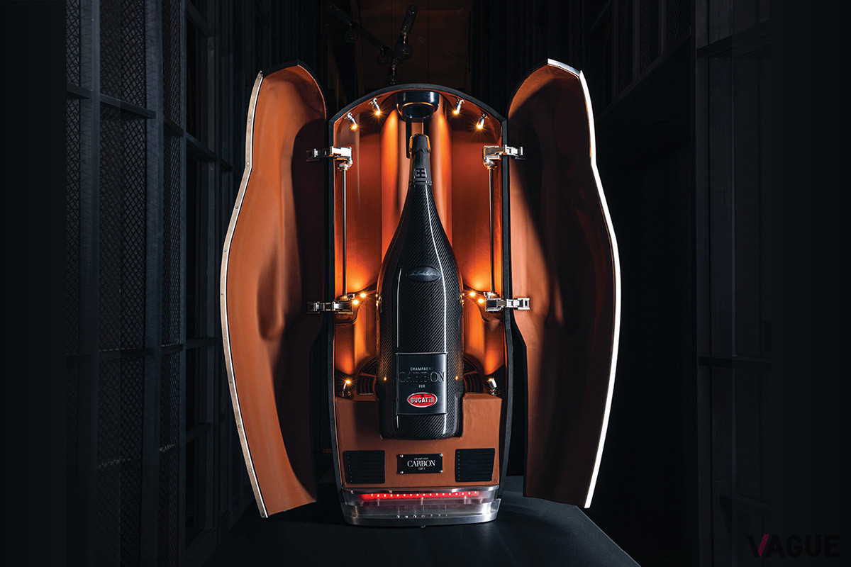 ケースを開けると、内蔵されたLEDライトによってシャンパンがライトアップされる仕組み（C）Bugatti Automobiles SAS