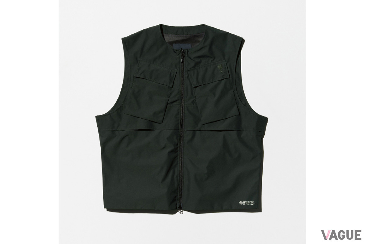 ポケットが7つも備わる優れた収納力が自慢の「GORE-TEX INFUNIUM 2L VEST」。腹部のポケット下にはファスナー付きのスラッシュポケットを備え、ドローコードでウエストをしぼることも可能だ