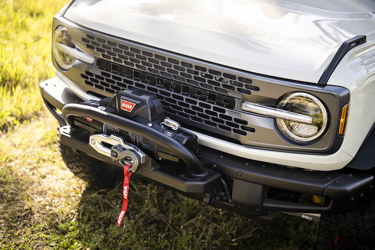 フロントバンパーに備わるWARN製の電動ウィンチ（C）Ford Motor Company