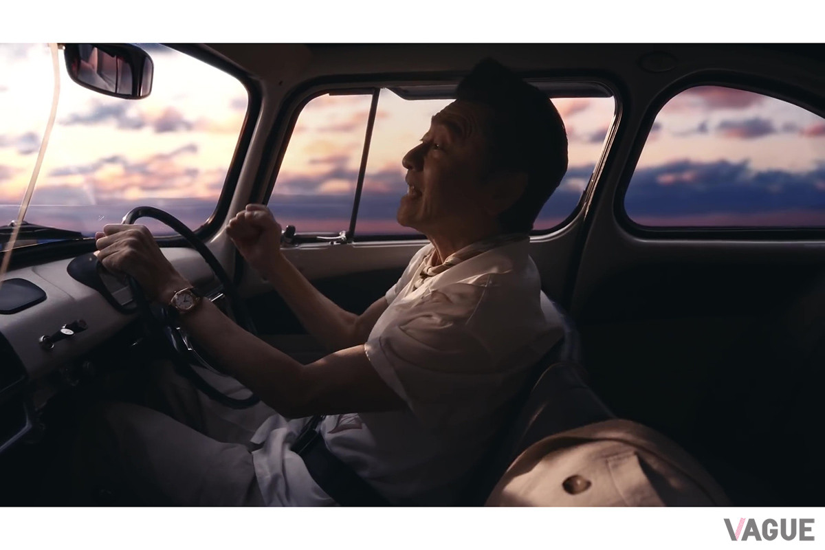 ホワイトをベースとしたインテリアに、紺色のステアリングやスイッチ類を装備。このデザインとカラーリングは、1966年以降のモデルに採用されている（C）YouTube（桑田佳祐）