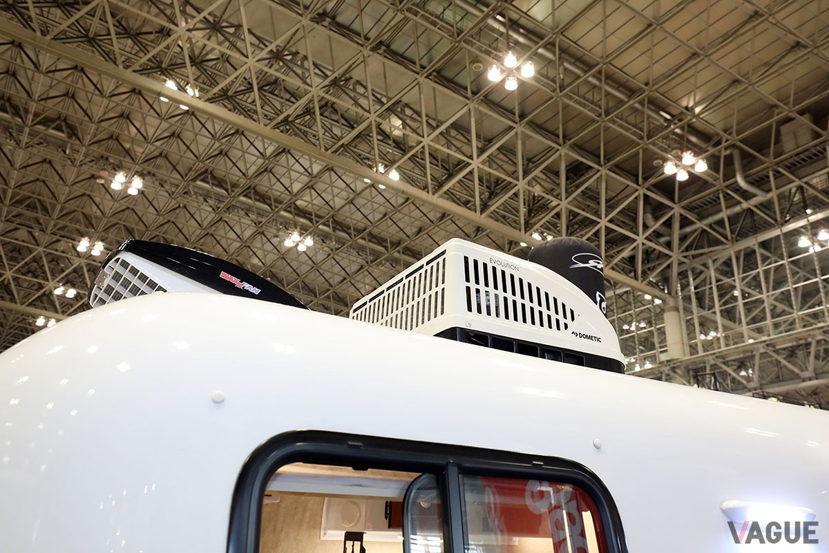 LUXURY仕様にはルーフエアコンとルーフファンが標準装備。夏場のキャンプも快適だ