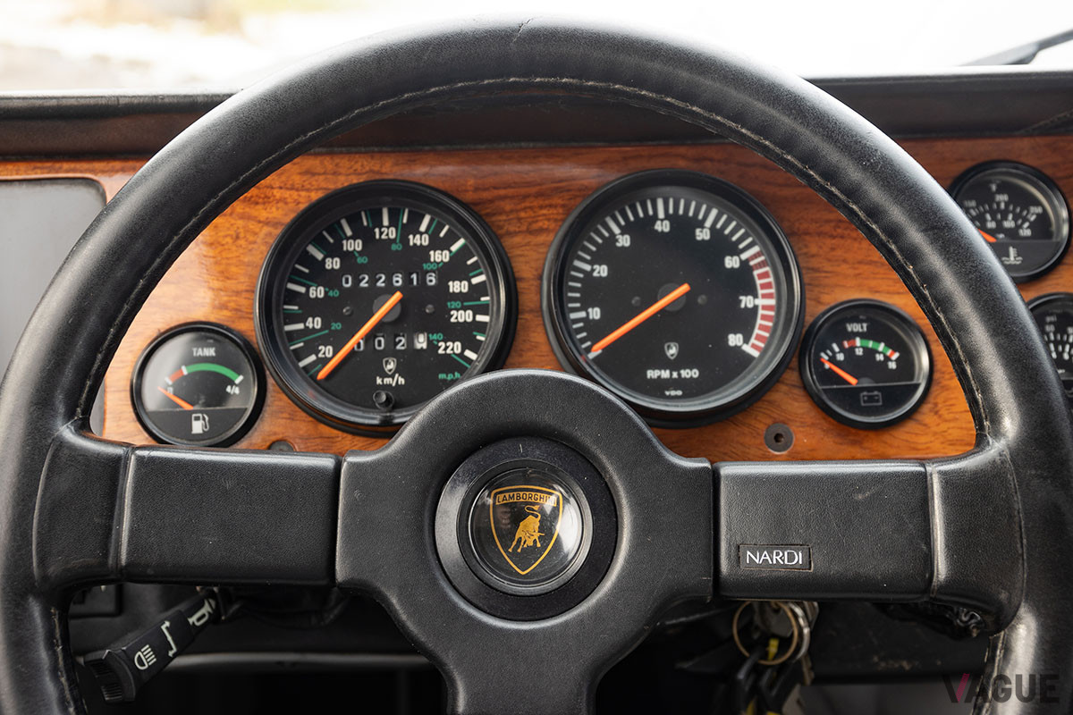 26万9375ユーロ（邦貨換算約3480万円）で落札されたランボルギーニ「LM002」（C）2021 Courtesy of RM Sotheby's