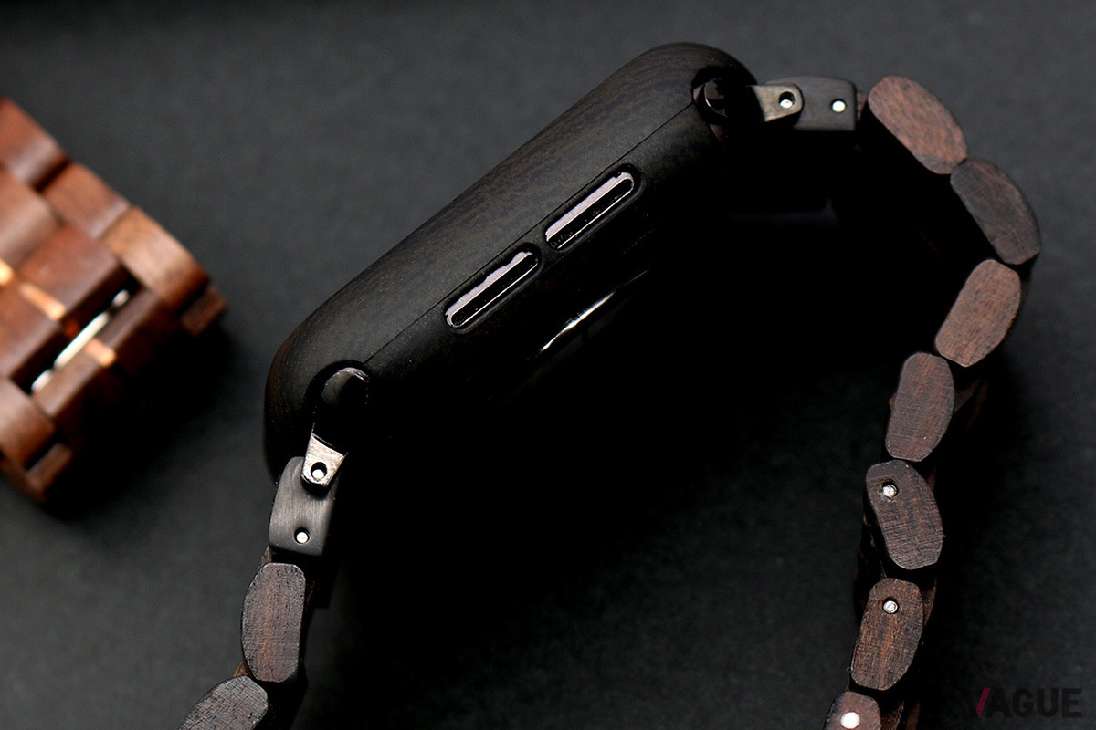 留め具には、プッシュ式のフォールディングバックルを採用。バンドの取り付け部分には通常のApple Watch用バンドと同じ型のアダプターを使用する