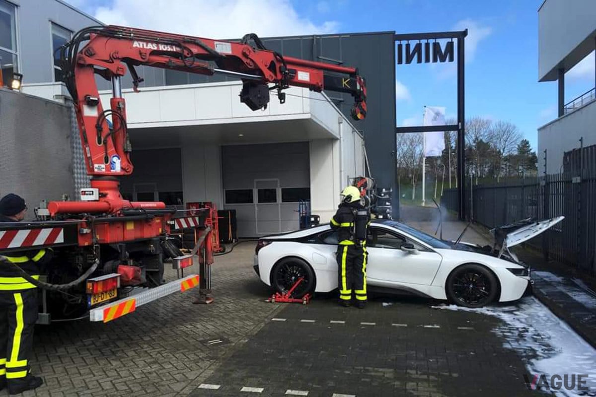 BMW「i8」のバッテリー容量はおよそ13kWh（33Ah）。テスラなどの高級電気自動車は100kWhを搭載するものもあるため、さらに出火した際の危険性が高まる（C）Brandweer Midden-en West-Brabant（Facebook）