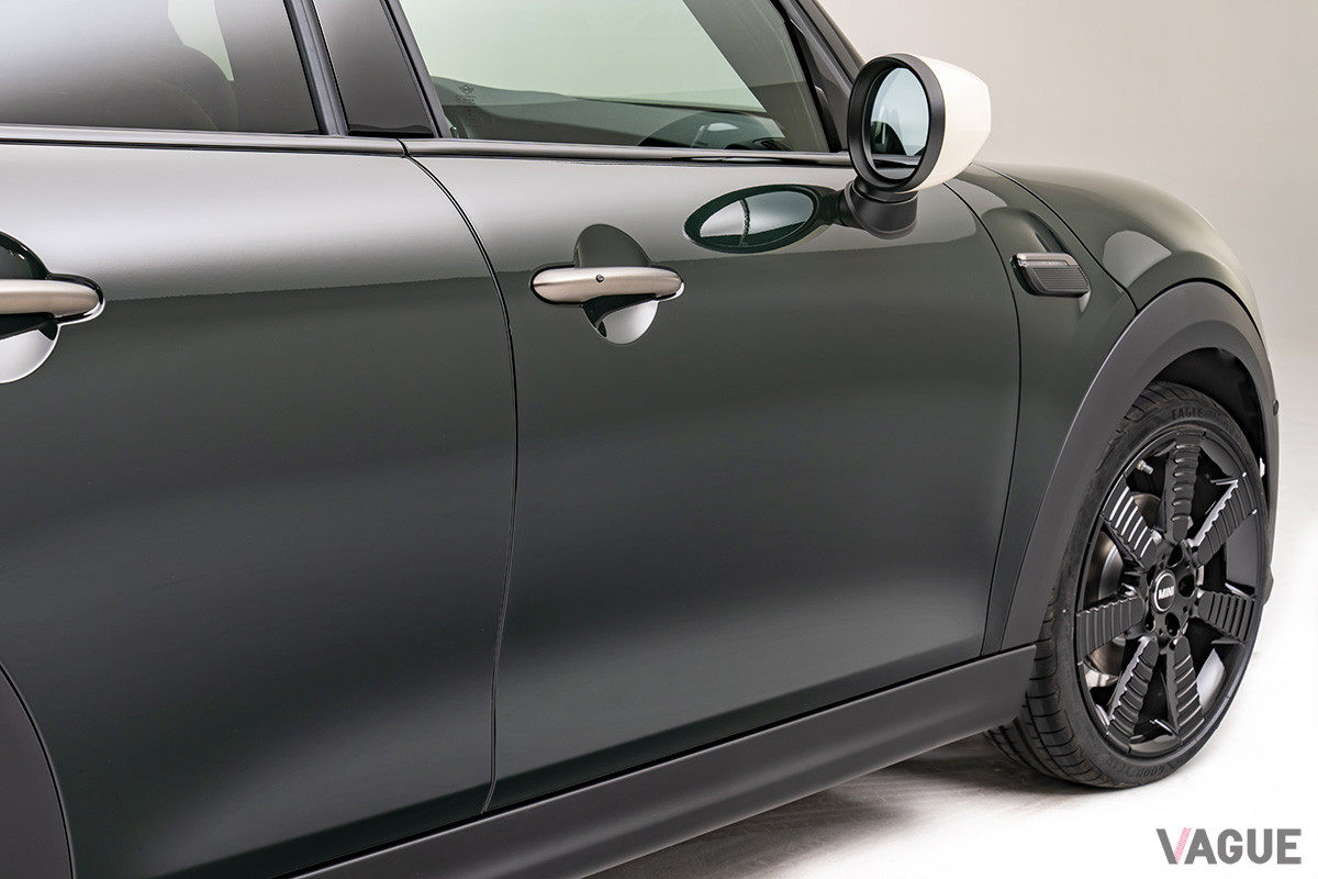 ブラックの18インチホイールはスポーティなイメージ