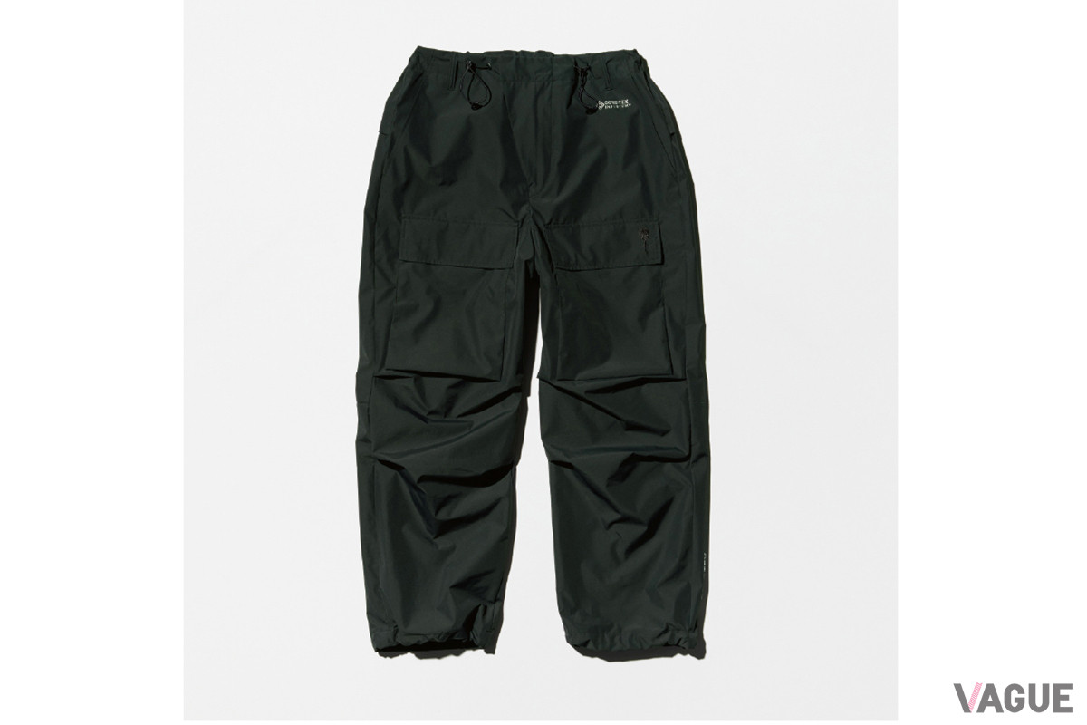 6ポケットパンツの「GORE-TEX INFUNIUM 2L TROUSERS」は、ひざにタックが入るため可動域が広い。太腿のフラップポケットは、下部を縫いつけずに浮かせて空間があく仕様に仕立てた