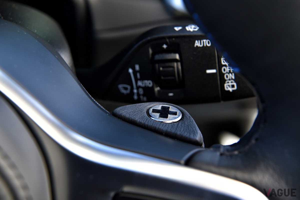 アルピナ伝統のスイッチトロニックのボタン