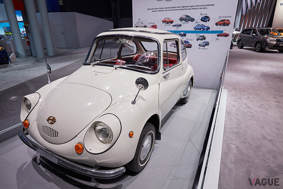 当時、ボディパネルの厚みは約0.8mmが標準だったのに対し、スバル360は軽量化のため0.6mmを採用したという。強度不足を補うために、エクステリアは平面をなるべく作らない丸みの帯びたデザインにした（C）SUBARU