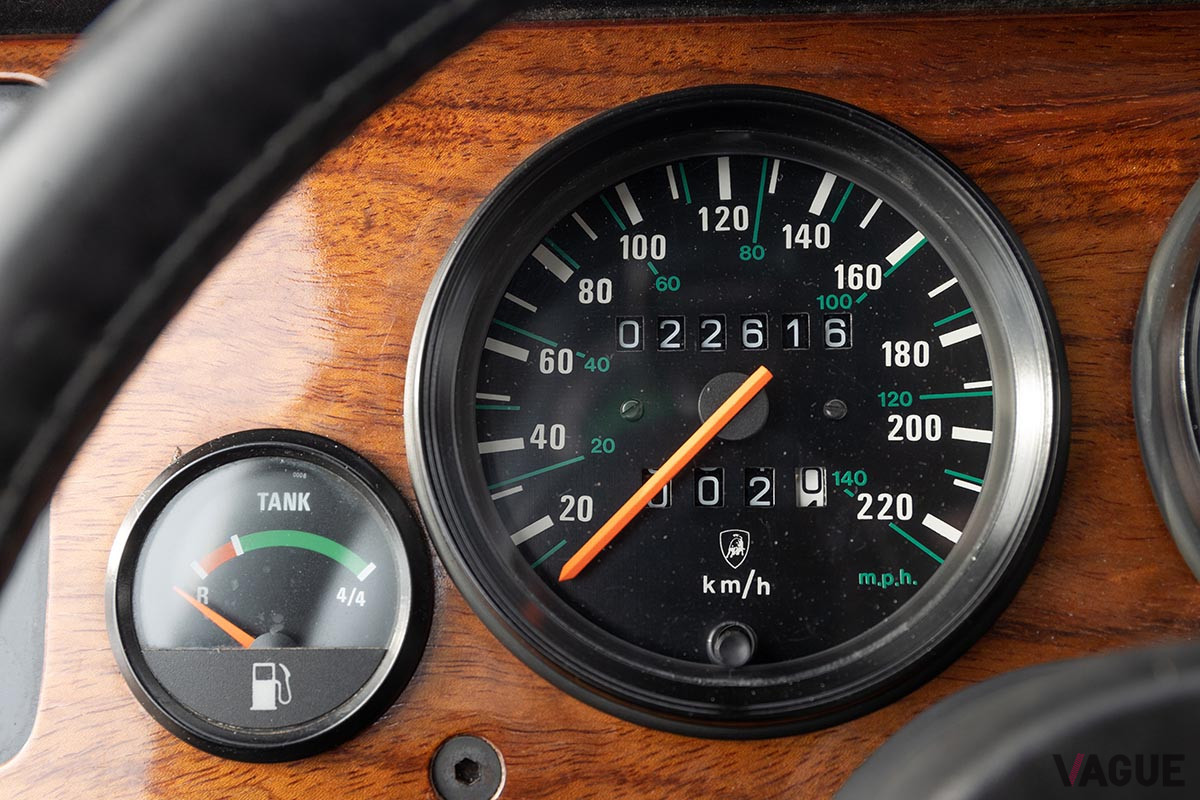 26万9375ユーロ（邦貨換算約3480万円）で落札されたランボルギーニ「LM002」（C）2021 Courtesy of RM Sotheby's