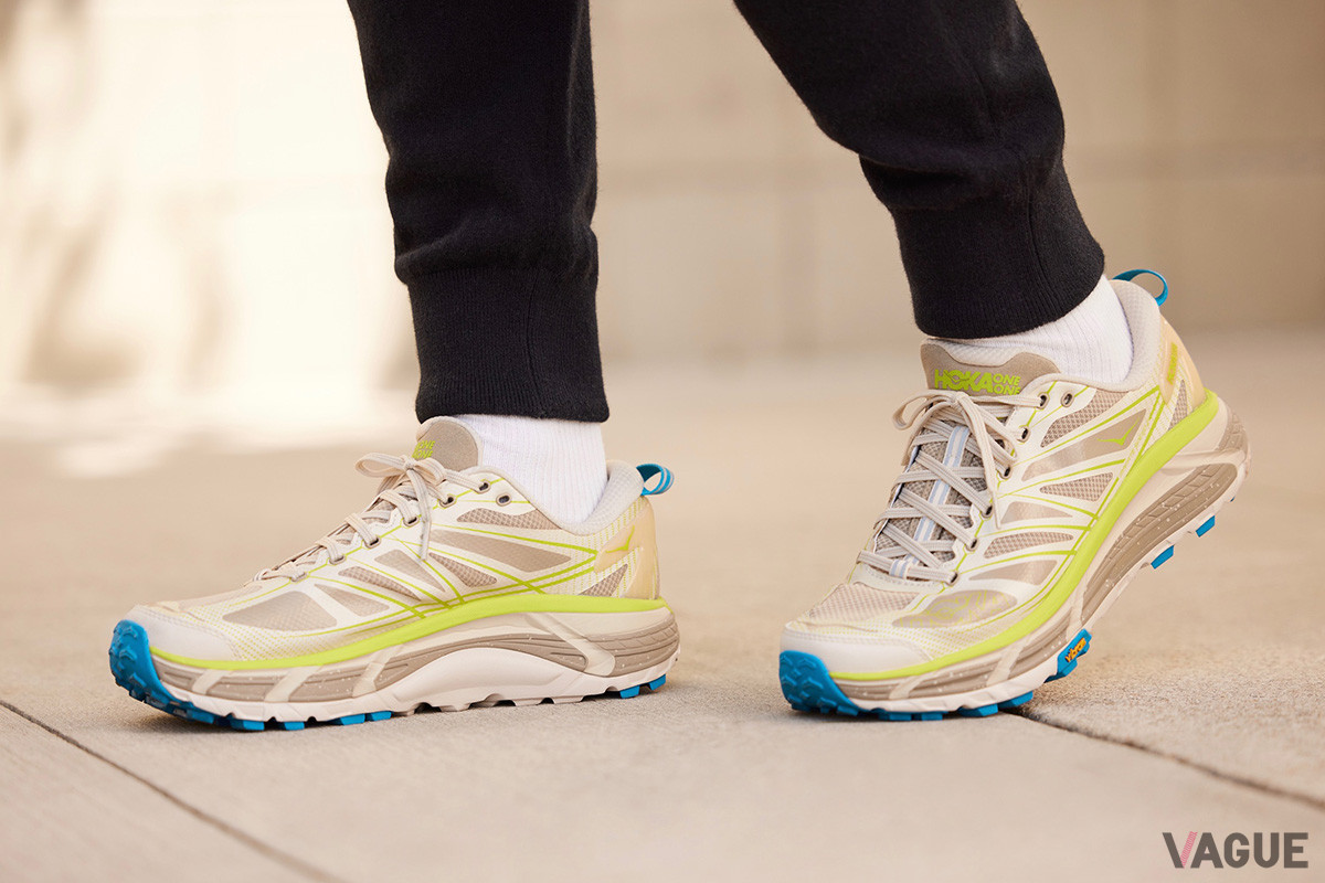 アイボリーを基調としたナチュラルなアースカラーに、鮮やかなネオンカラーとHOKAのブランドカラーであるブルーを挿し色として採用