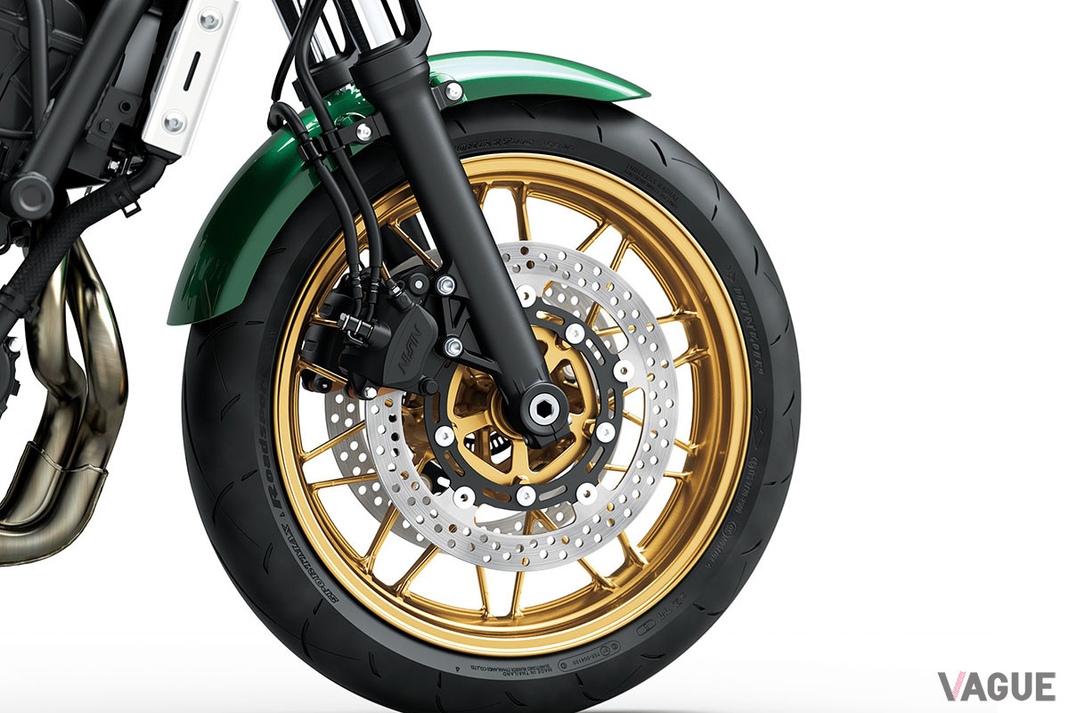 フロントに直径300mmのダブルディスク式、リアには同220mmディスク式ブレーキを採用。ダイレクトなブレーキタッチと高いコントロール性を実現した
