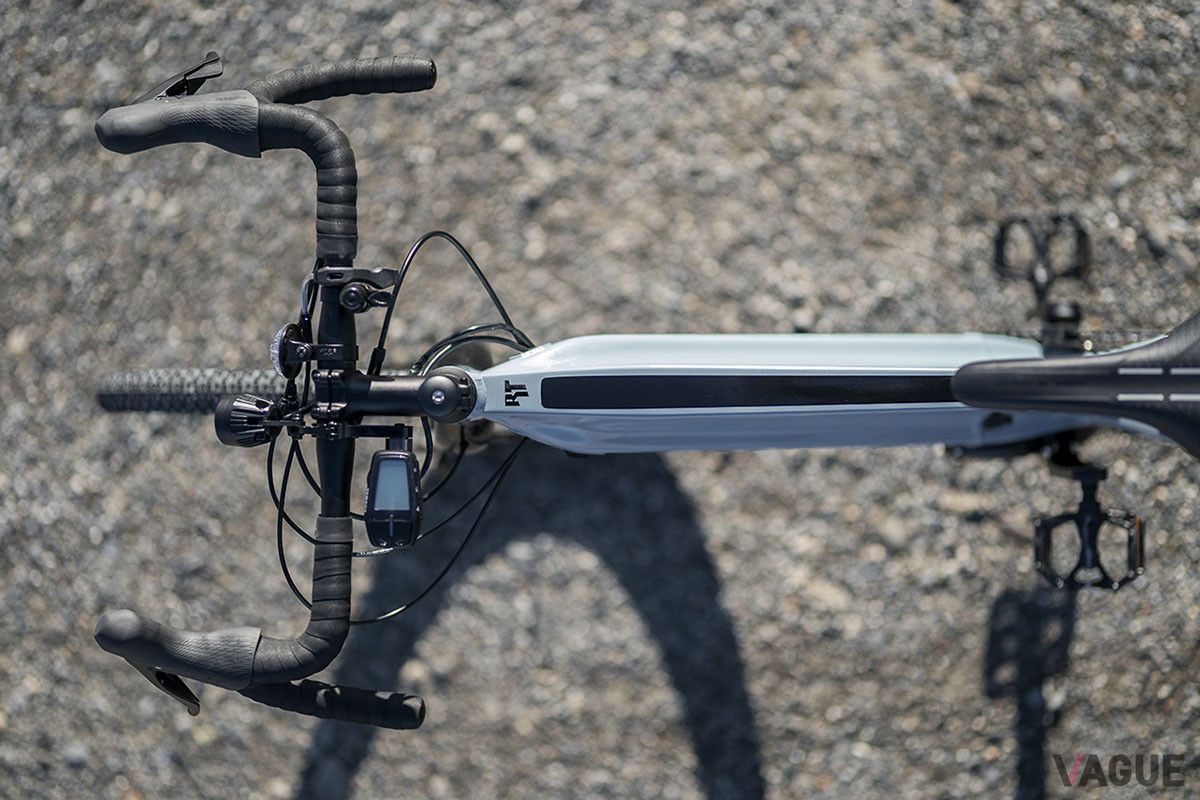 バッテリーは2台とも容量36V／13.1Ahで、最長200kmのアシスト距離を実現。アルミ製のフレームに内蔵されるインチューブ式で、流麗なルックスの実現に貢献する