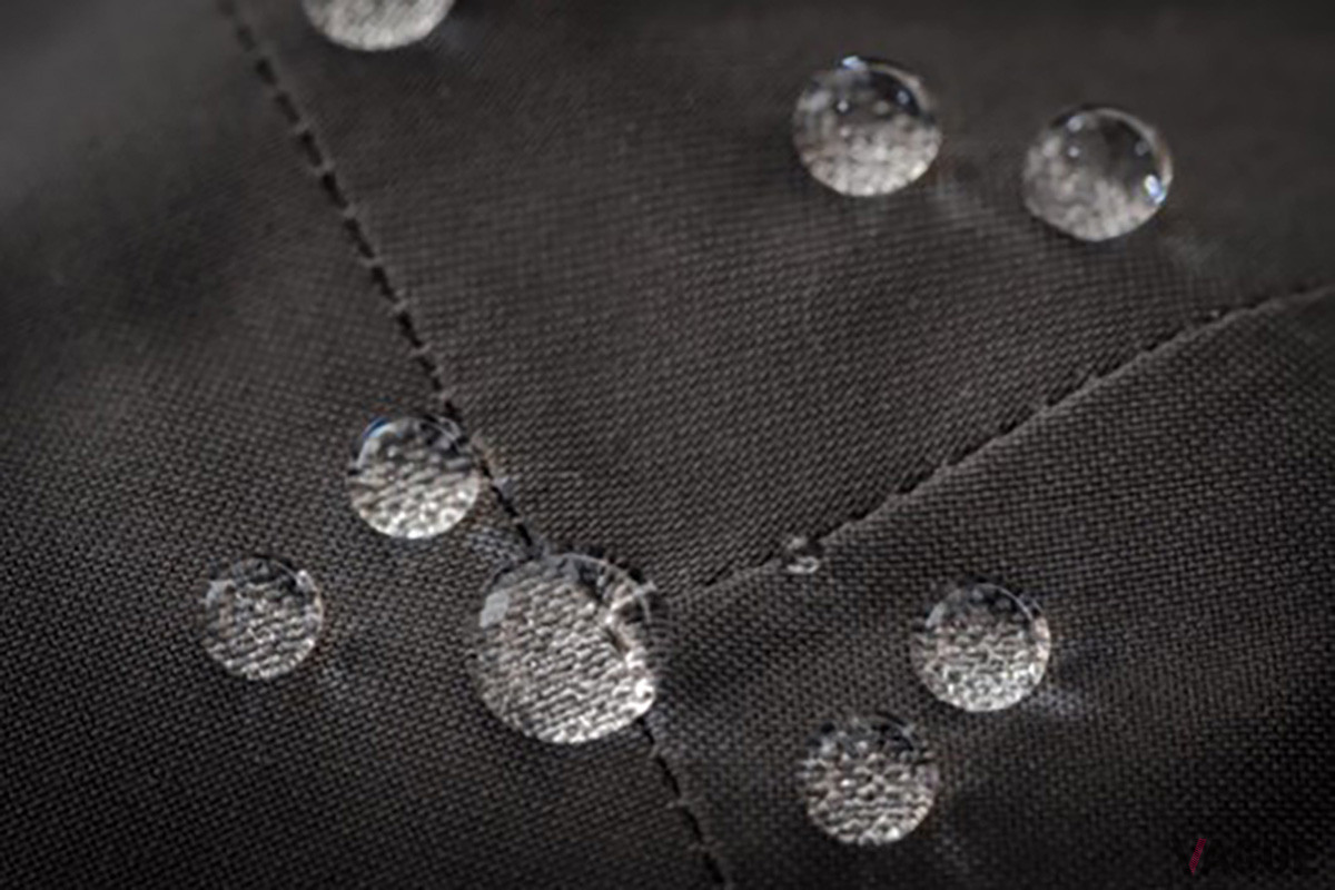 表地の“GORE-TEX INFINIUMファブリクス”は生地がしなやかで肌触りがよく、しかも防風性にも優れているため、気候変化に適応して快適な着用感を保つ