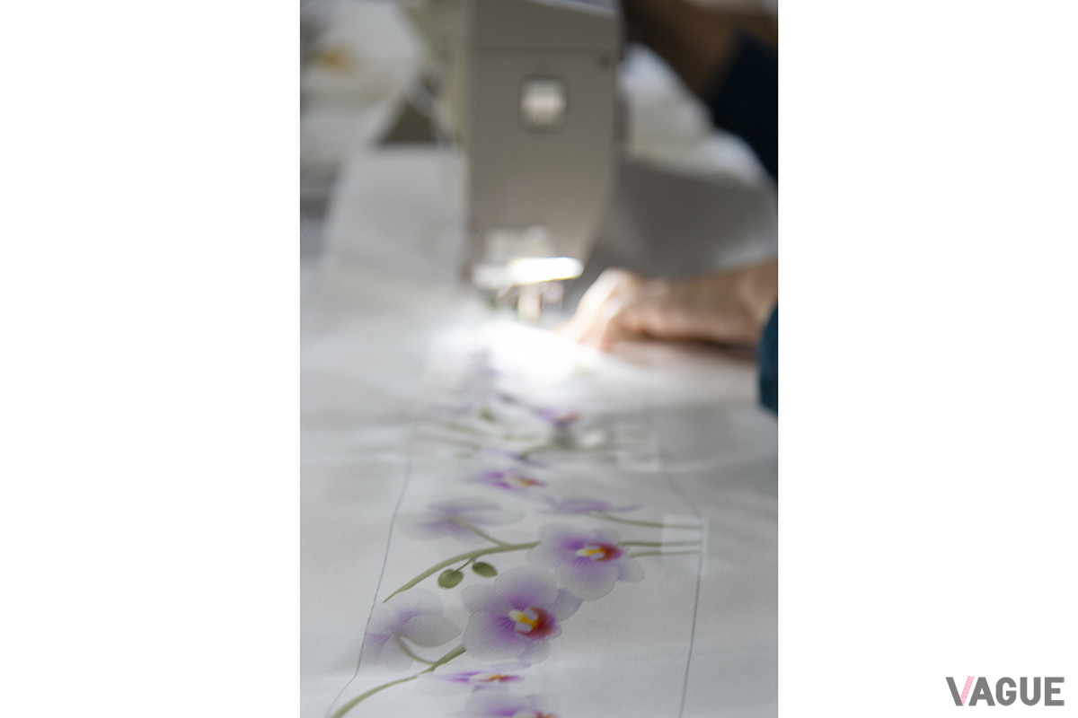 手作業で蘭の花をひとつひとつ立体的に仕上げている