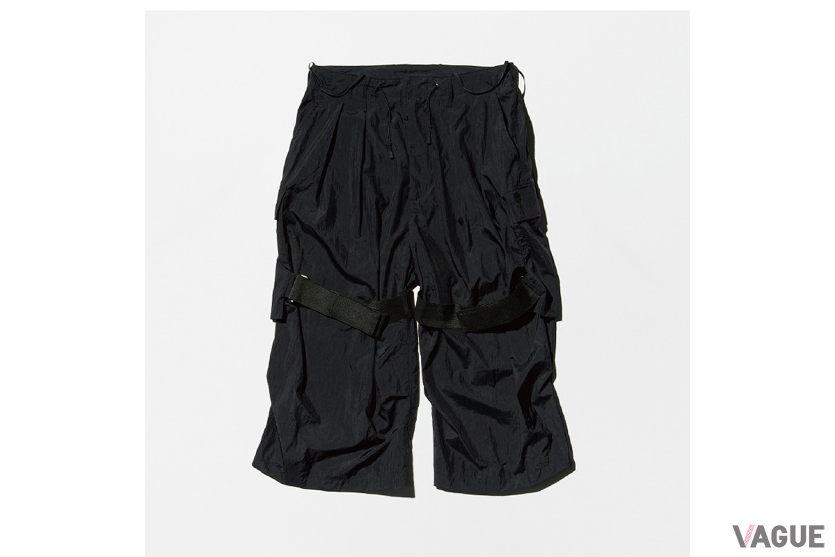 “ナイロンワッシャー”素材を使用した8分丈の6ポケットパンツ「NYLON WASHER TROUSERS」は、ウエストに配置したスピンドルで自在にフィッティングの調節が可能だ