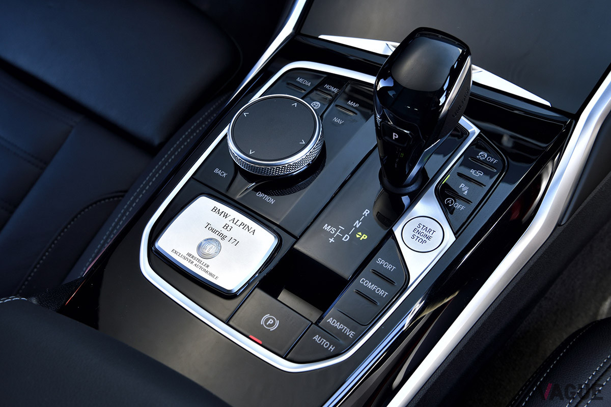 アルピナであることをアピールするプレートは、センターコンソールにセットされる