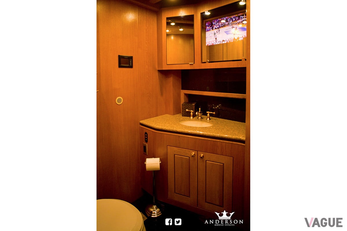 広々としたトイレには、なんとテレビが備わる（C）Anderson Mobile Estates