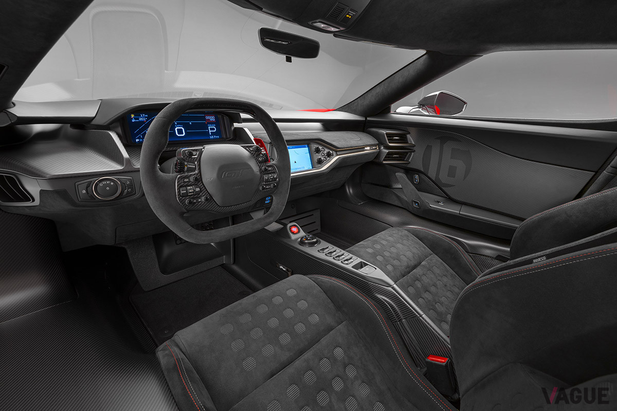 ドアトリムやセンターコンソール、ステアリングなど至るところにカーボン素材を採用（C）Ford Motor Company