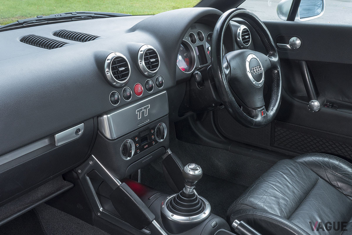 アルミやレザーを使用した上質なインテリア。写真は1999年式「1.8Tクワトロ」のMT仕様（C）Audi UK