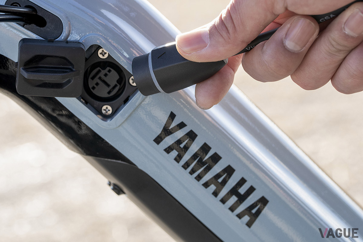 充電は、バッテリーに専用充電器をつなぎ、家庭用100Vコンセントを介しておこなう「ワバッシュRT」。バッテリー残量がほぼゼロの状態から満充電までの所要時間は約3.5時間