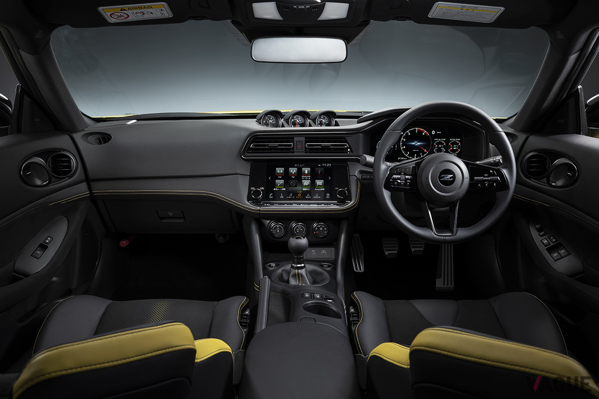 新型「フェアレディZ」のコックピット。本革巻きステアリングは標準装備（C）日産自動車
