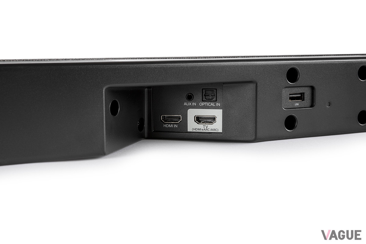 eARC／ARC対応のHDMI出力ポートを搭載。テレビとはHDMIケーブル1本で接続できる。そのほか、光デジタルとアナログAUXの音声入力端子を装備。もちろんBluetoothでの接続も可能だ
