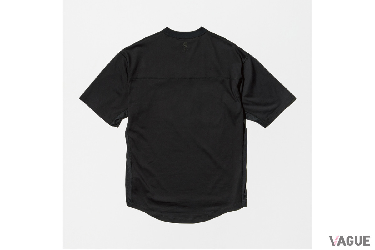 フットボールTシャツをモチーフにした半袖Tシャツの「COTTON PLATING SHORT T-SHIRT」は、速乾性に優れたコットン×ポリエステル混紡のプレーティング天竺を使用