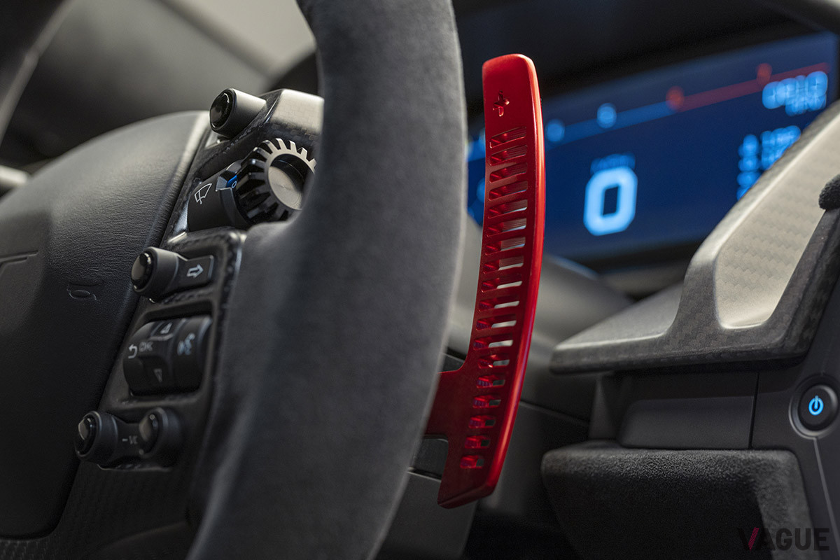 ステアリングに備わるレッドのパドルシフト（C）Ford Motor Company