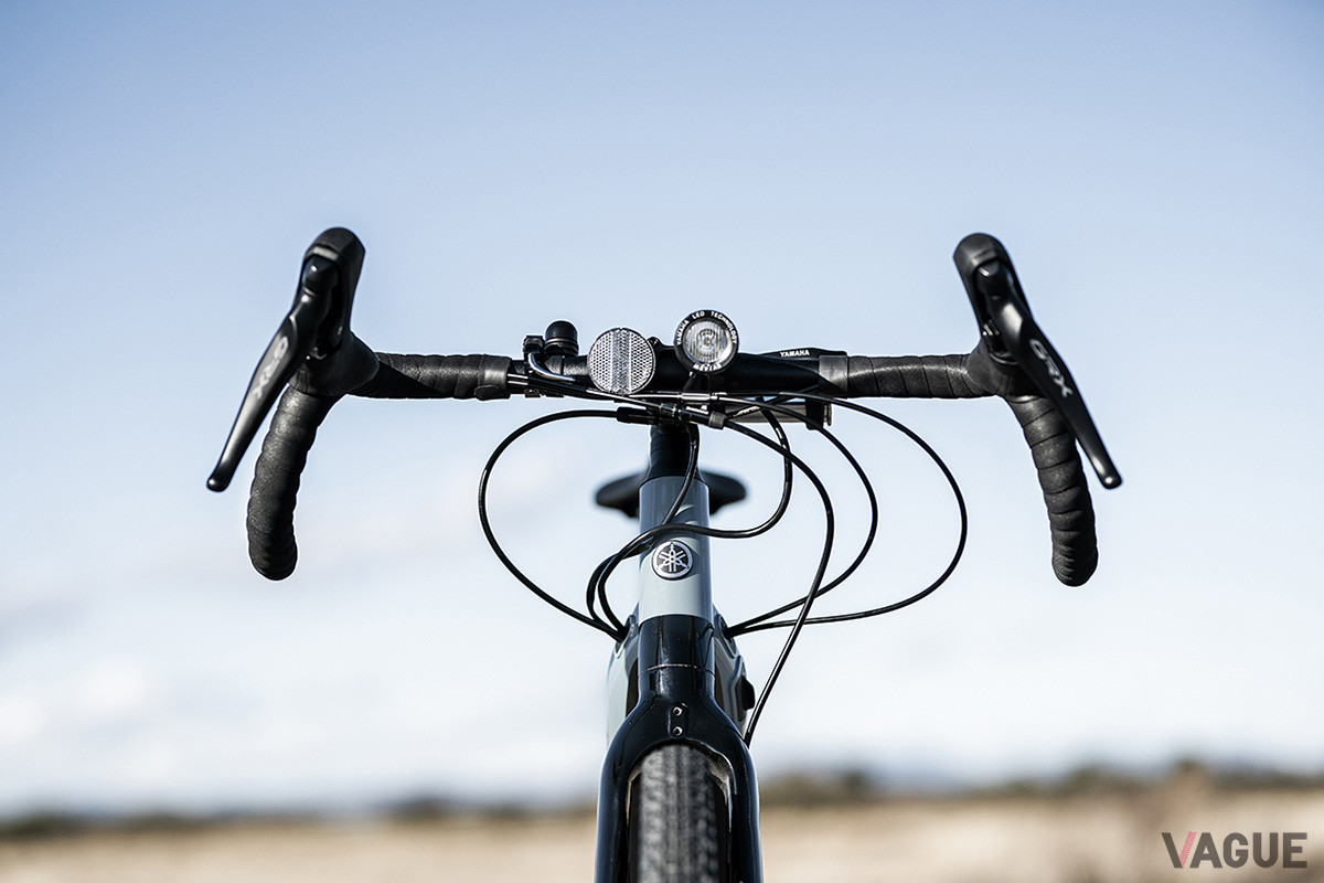 「ワバッシュRT」はオフロード走行時のコントロール性を高めるとともに、ハンドルバーバッグなどのアクセサリーも装着しやすい幅広のフレアハンドルを採用する